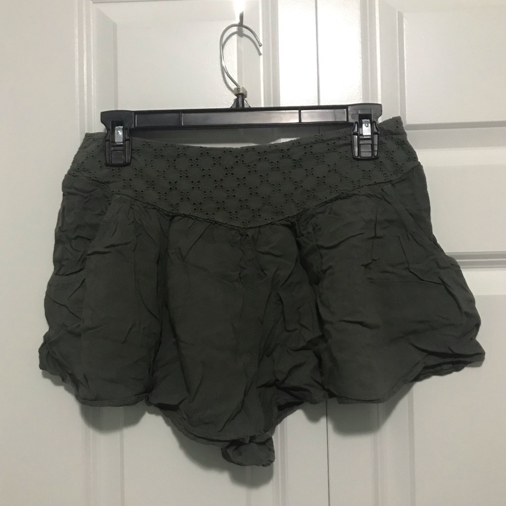 Army green shorts with pockets